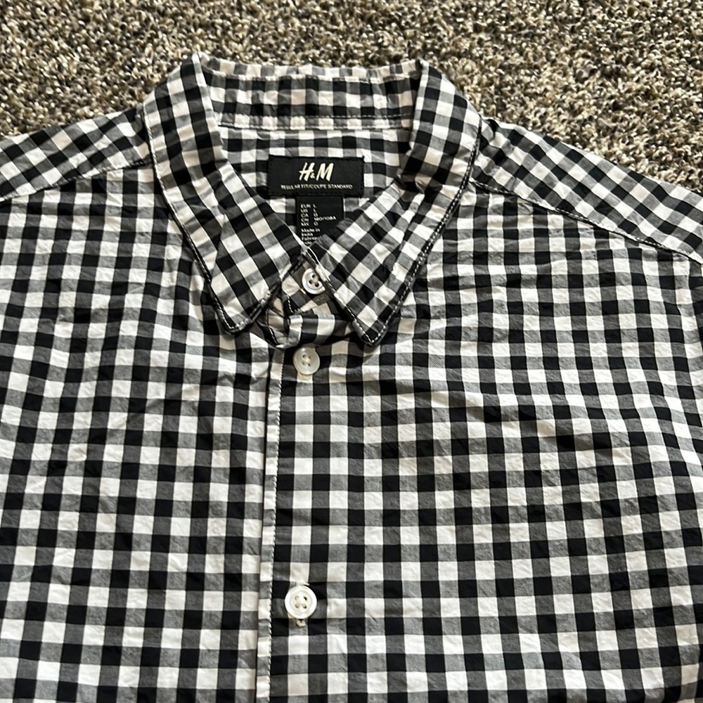 H&M men’s black and white gingham long sleeved Oxford style shirt